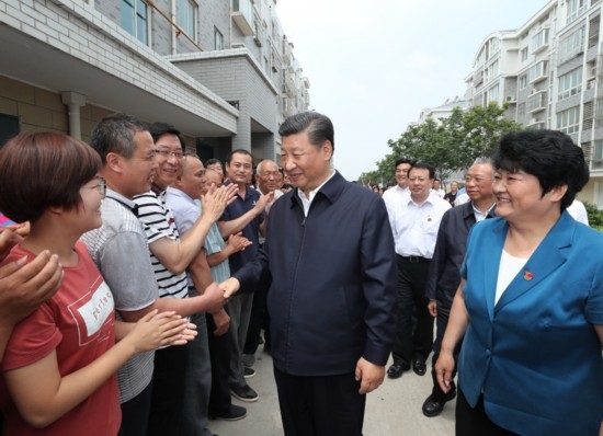 2018年6月12日至14日，习近平在山东考察。这是14日上午，习近平在济南市章丘区双山街道三涧溪村，同村民们亲切交谈。