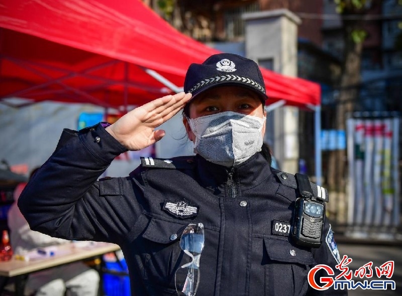 武汉社区民警曹怡坤：为居民服务的心一直热乎着