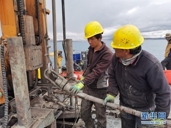 （图文互动）（1）我国首次在西藏高原成功钻取百米湖芯